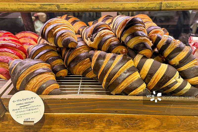 黄油大理石巧克力夹心可颂面包图片素材