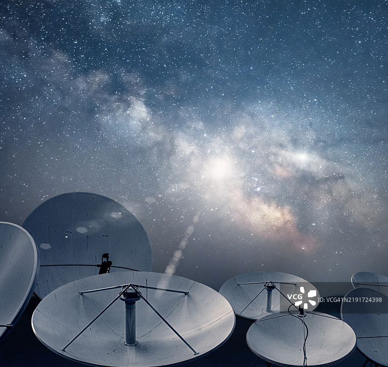 卫星接收器与宇宙星体图片素材