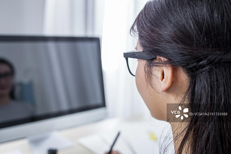 亚洲女性平面设计师在使用电脑图片素材