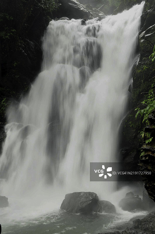 长时间曝光的瀑布图片素材