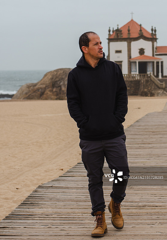 塞尼奥尔达佩德拉海滩上的男人图片素材