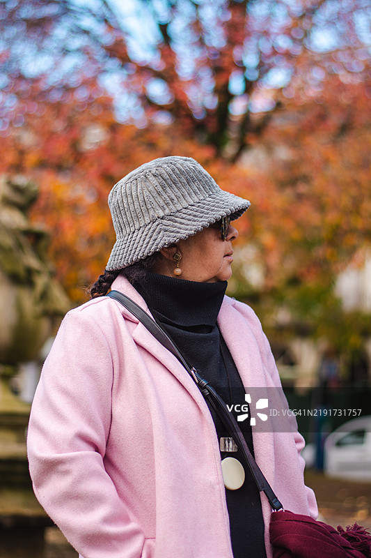 布拉加街头的女性肖像图片素材