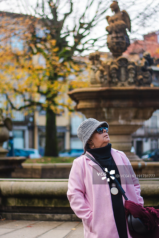 布拉加街头的女性肖像图片素材