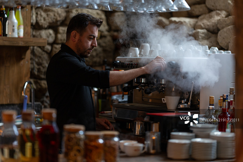 咖啡师使用蒸汽机制作热饮图片素材