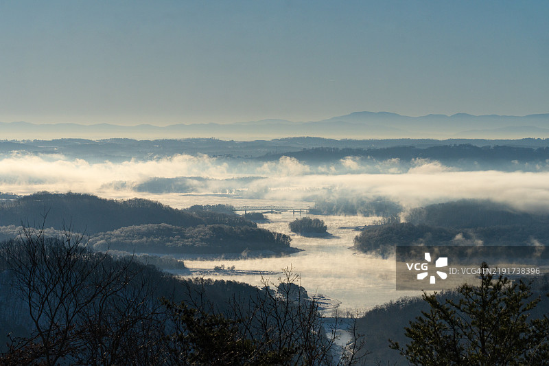 河流下方的雾霭与霜冻的鸟瞰图图片素材