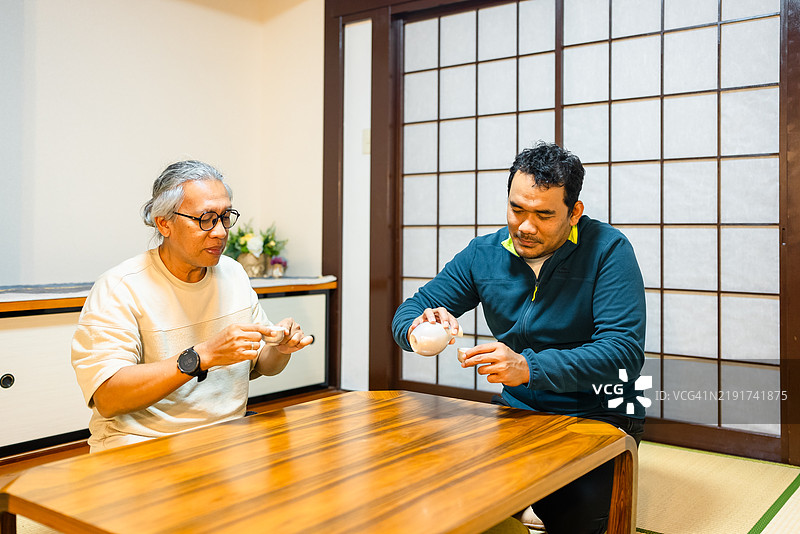 老年人正在为客人奉上日本茶图片素材