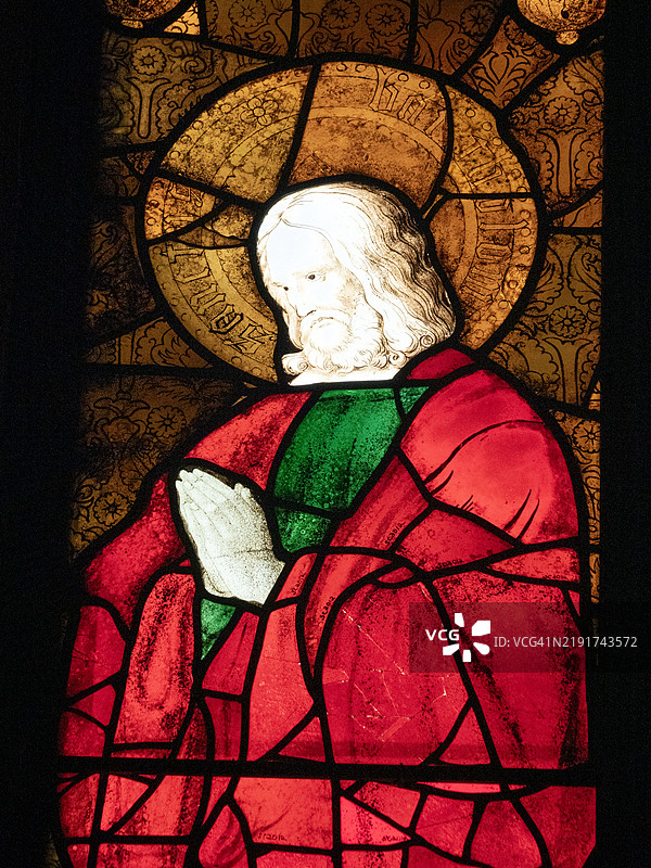 北umberland邦布尔的圣艾登教堂中的圣巴塞洛缪彩色玻璃窗。图片素材