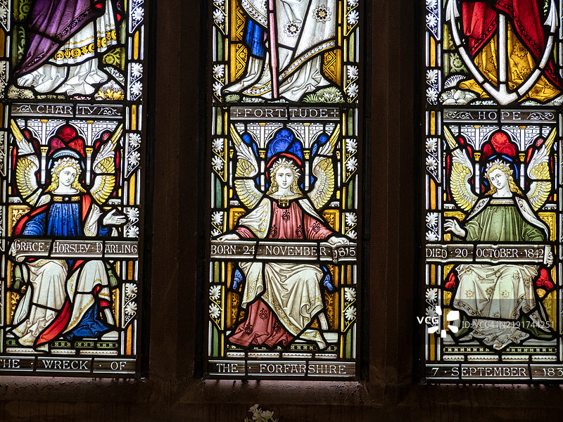 位于英国诺森伯兰郡班堡的圣艾登教堂的格蕾丝·达林纪念彩色玻璃窗。图片素材