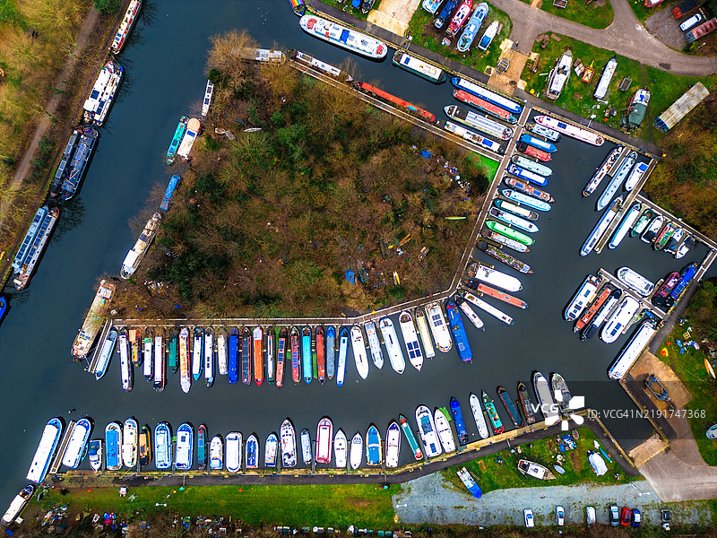 伦敦河流利亚上停靠的狭窄船只的鸟瞰图图片素材