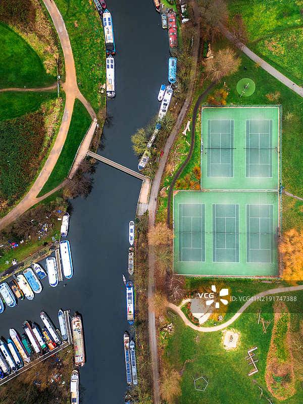 伦敦河流上的狭窄船只的鸟瞰图图片素材