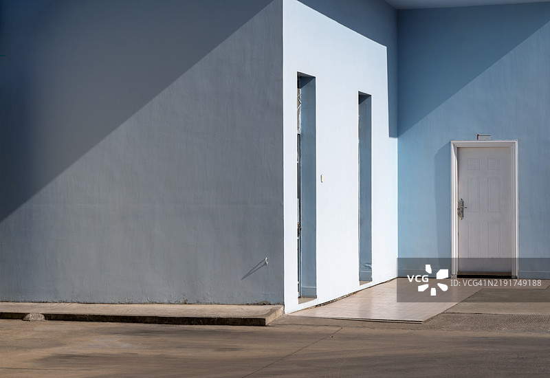 光线对蓝色建筑外观的影响图片素材