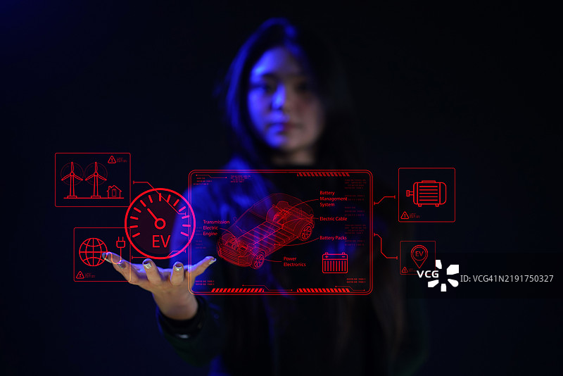 穿着黑色商务套装的女商人在研究电动车技术。图片素材