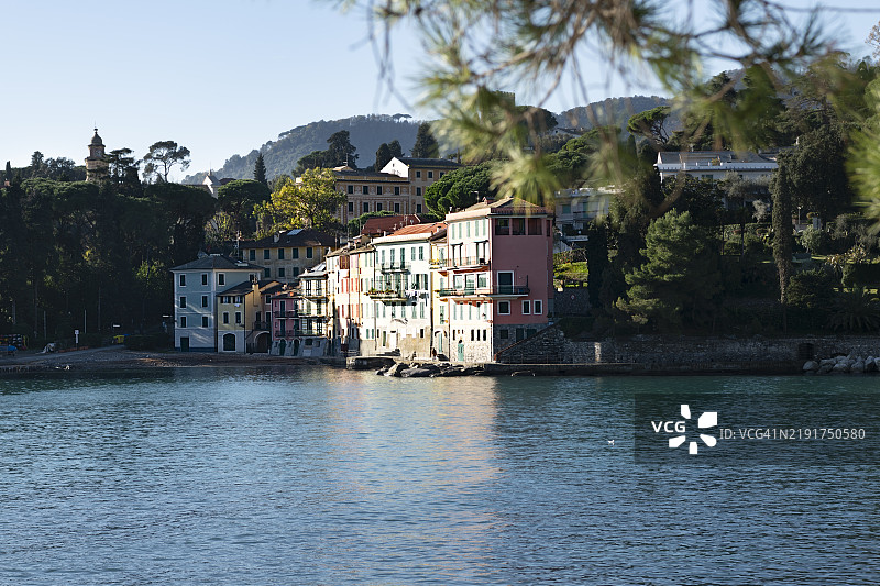 阳光明媚的圣米凯莱迪帕加纳小村庄图片素材