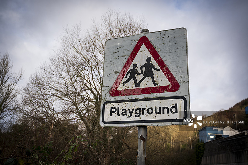 损坏的游乐场路标图片素材