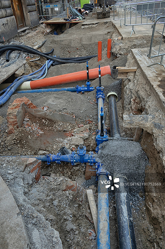 城市街道下的地下管道工程。图片素材