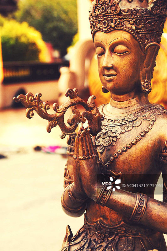 金色佛像特写，双手合十祈祷图片素材