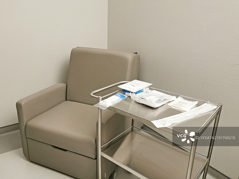 医院房间里的移动椅子和桌子图片素材