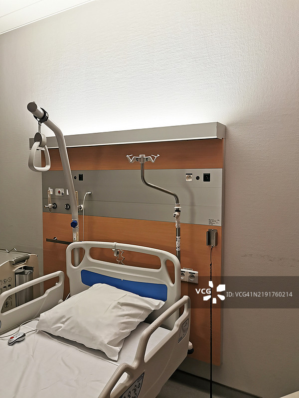 医院病房内的空医疗床图片素材