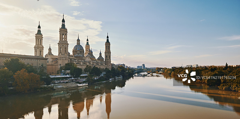 萨拉戈萨城市风景的广角视图，位于西班牙阿拉贡自治区。图片素材