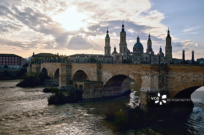 萨拉戈萨城市全景，历史悠久的西班牙城市，以其建筑之美和文化重要性而闻名图片素材
