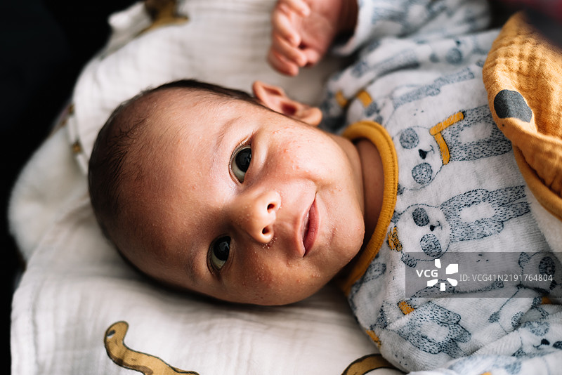 婴儿躺在婴儿车里。图片素材