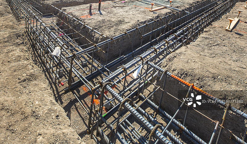建筑工地挖掘土壤沟槽中的钢筋笼图片素材