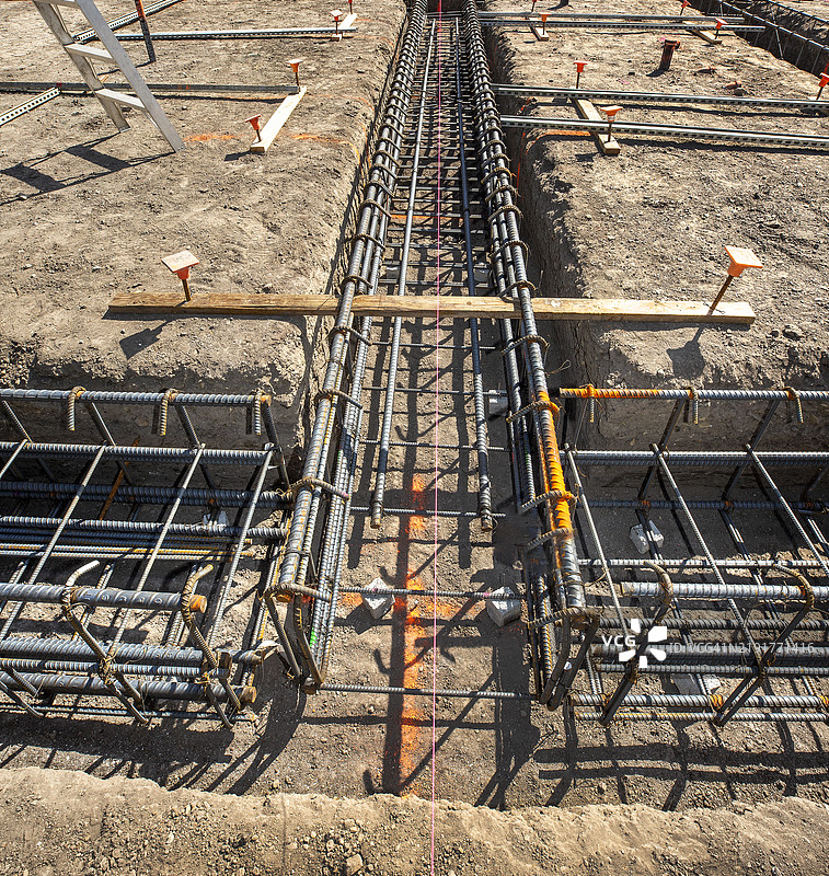 建筑工地挖掘土壤沟槽中的钢筋笼图片素材