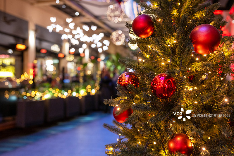 圣诞树和背景中的餐厅图片素材