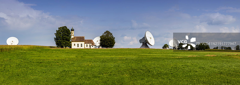 德国巴伐利亚的雷斯廷地球站和历史教堂图片素材