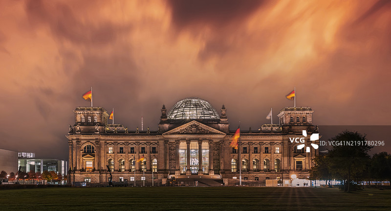 德国联邦议院 - 国会大厦与戏剧性的天空（德国议会大楼） - 柏林，德国图片素材