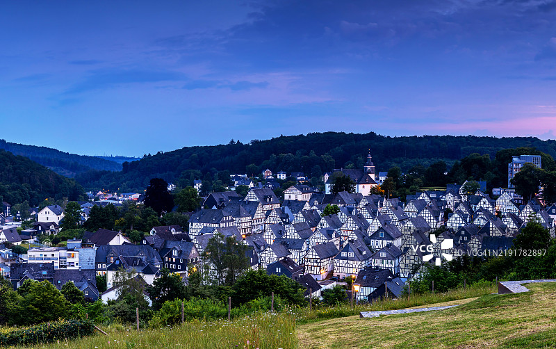 德国北莱茵-威斯特法伦州弗罗伊登贝格老城的传统历史半木结构房屋在蓝色时刻图片素材