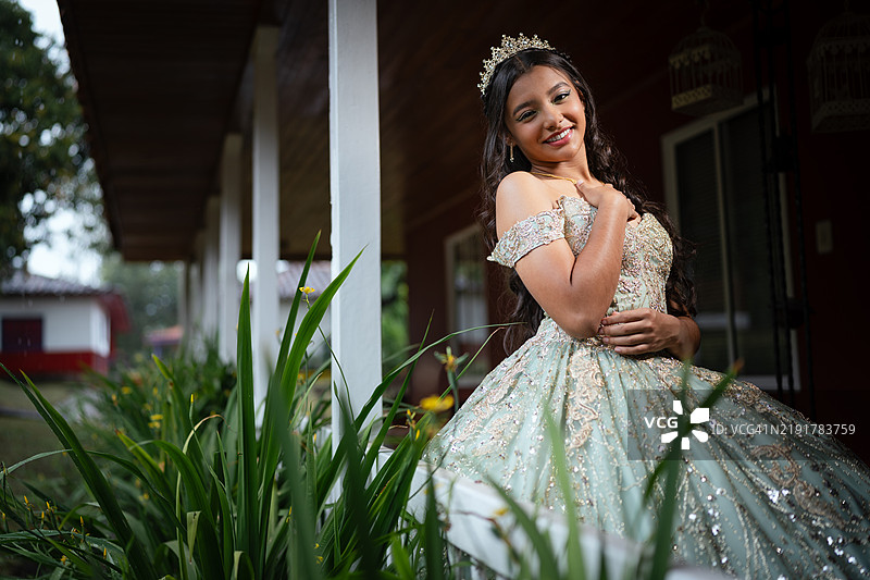 15岁微笑的青少年在户外穿着十五岁生日礼服摆姿势图片素材