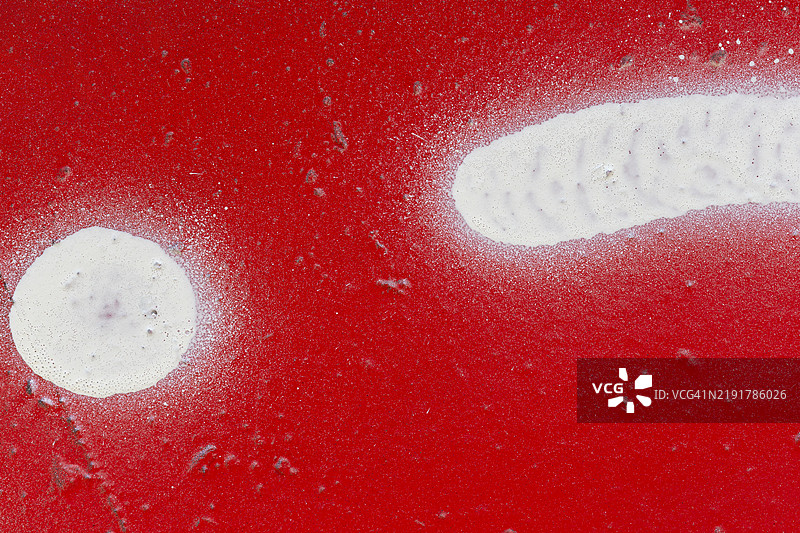 宏观特写，墙面喷涂鲜艳明亮的红色，配有白色图形和飞溅。图片素材