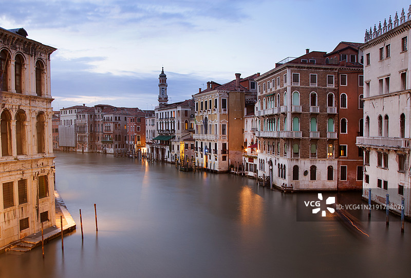 黄昏时分的运河景色图片素材