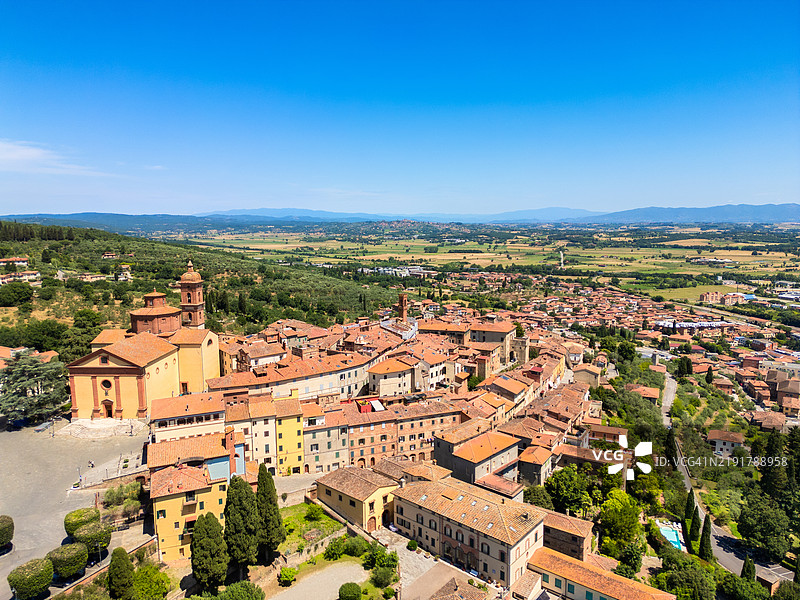 托斯卡纳的中世纪小镇西纳伦加（Sinalunga）航拍图图片素材