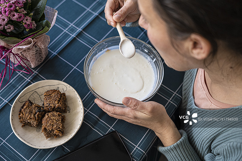 家中享用开菲尔早餐。发酵食品的健康益处图片素材