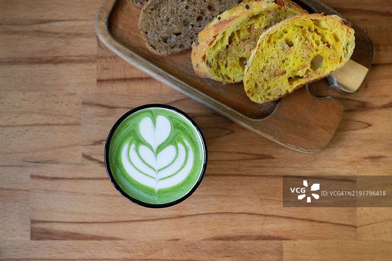自制小号抹茶拿铁与面包的俯视图图片素材
