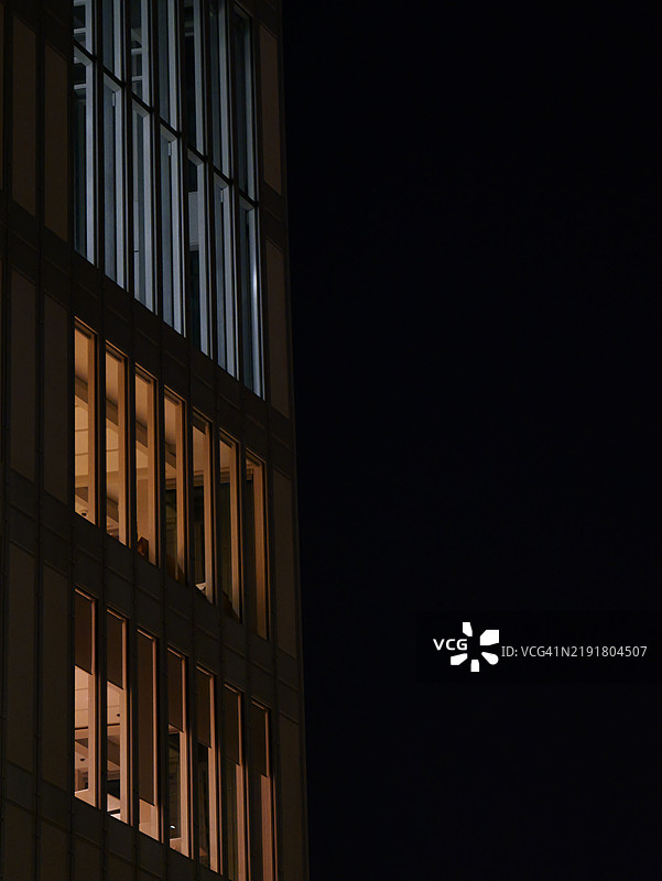 黑暗中的建筑剪影图片素材