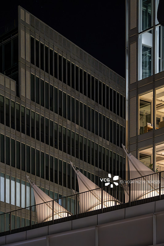 夜空下的玻璃建筑图片素材