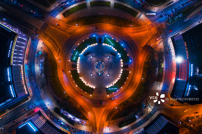 夜晚城市中，庇护房屋间的庞巴尔侯爵广场，俯瞰视角的无人机视图图片素材