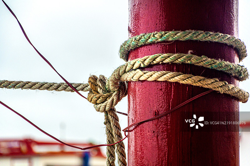 木柱和打结的绳索。渔村。阿尔马萨翁，弗洛里亚诺波利斯，圣卡塔琳娜，巴西。图片素材