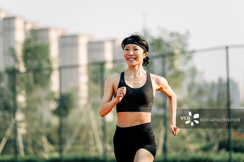 一名运动员站在起跑线前，散发着自信和准备冲刺的气息图片素材