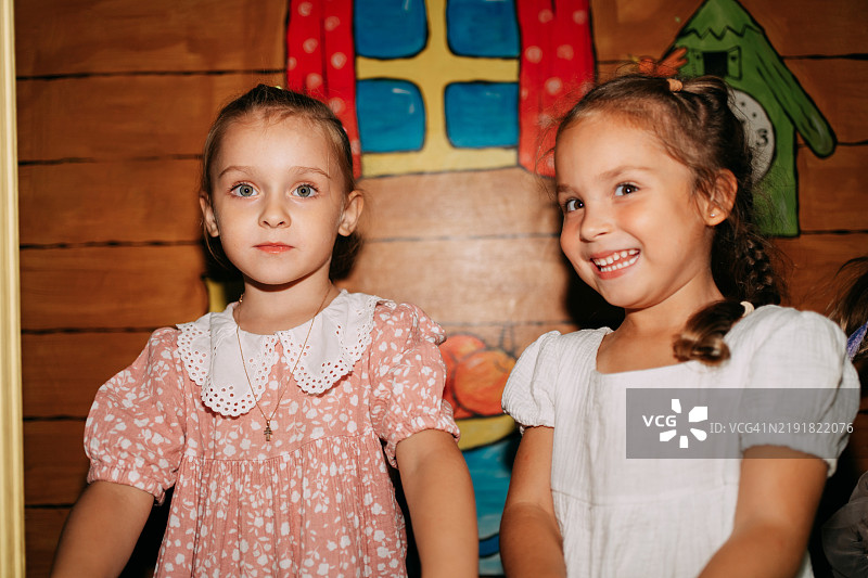 两个小女孩在游乐室里微笑并玩得很开心图片素材