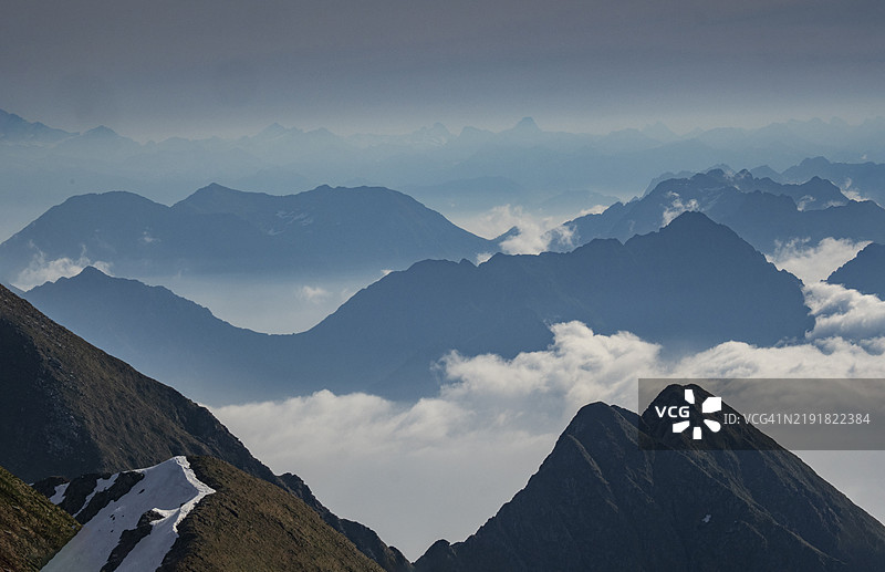 山间的晨雾。图片素材