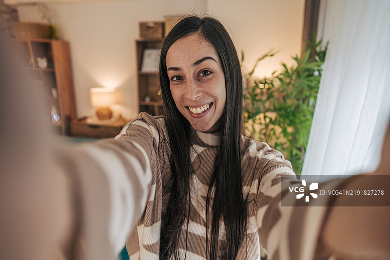 女性网红正在自拍图片素材