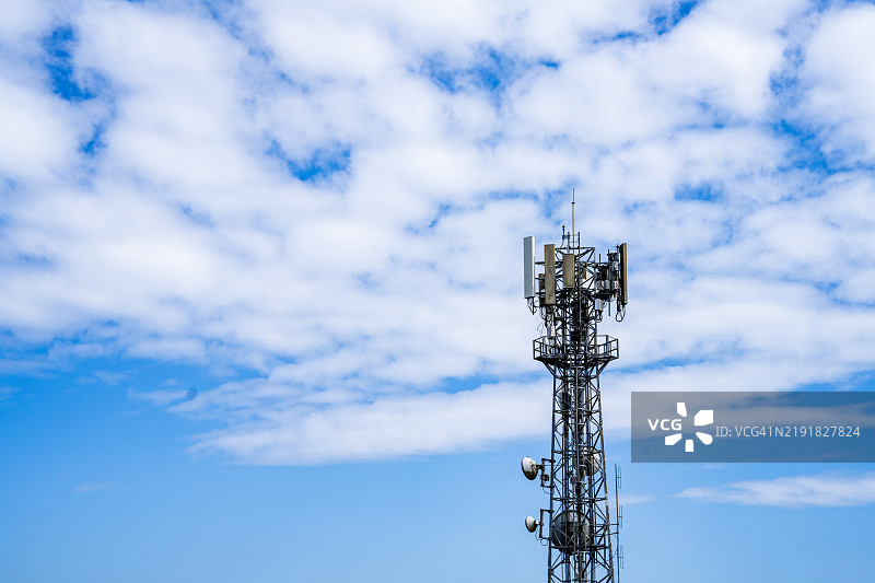 清澈天空中有蓬松云朵的通信塔图片素材