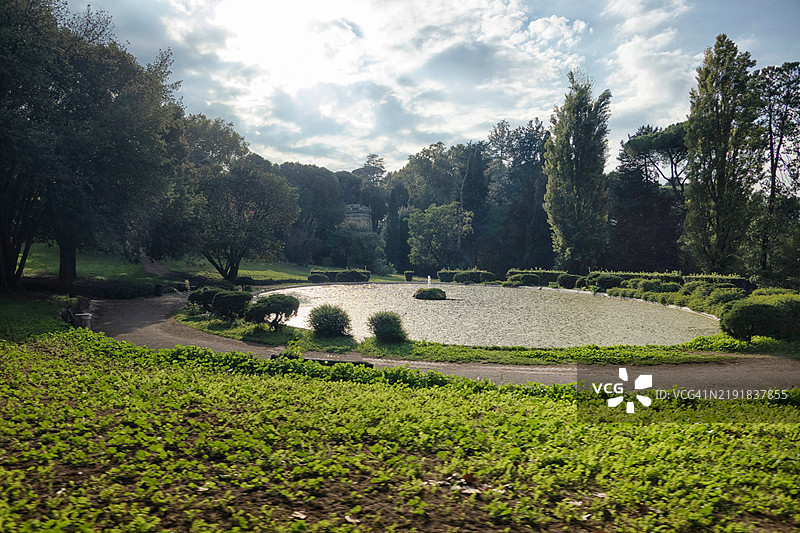 博尔盖塞花园的池塘在阳光明媚的日子里图片素材