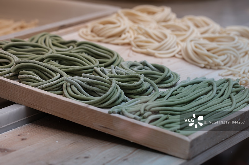 商店橱窗里的新鲜意大利面图片素材