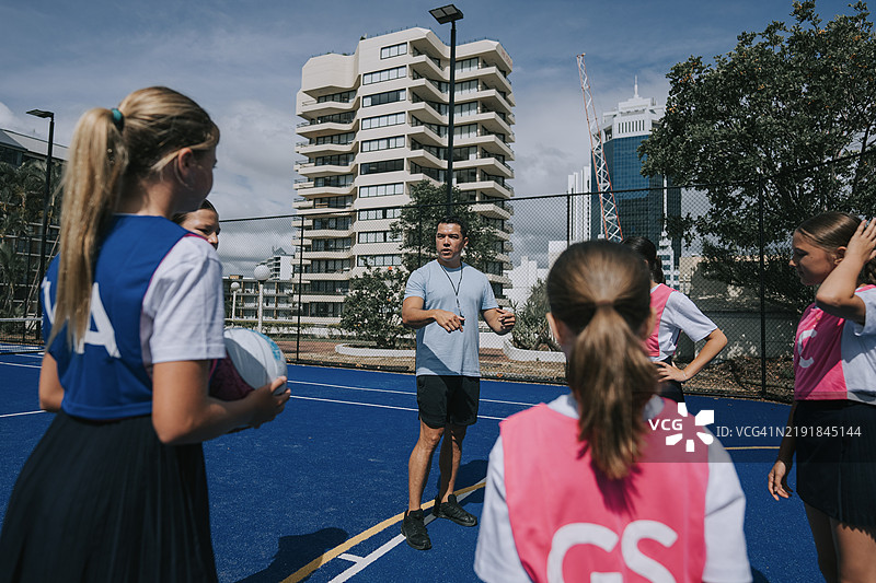 澳大利亚教练在友谊赛前的网球比赛练习中进行鼓舞士气的讲话图片素材