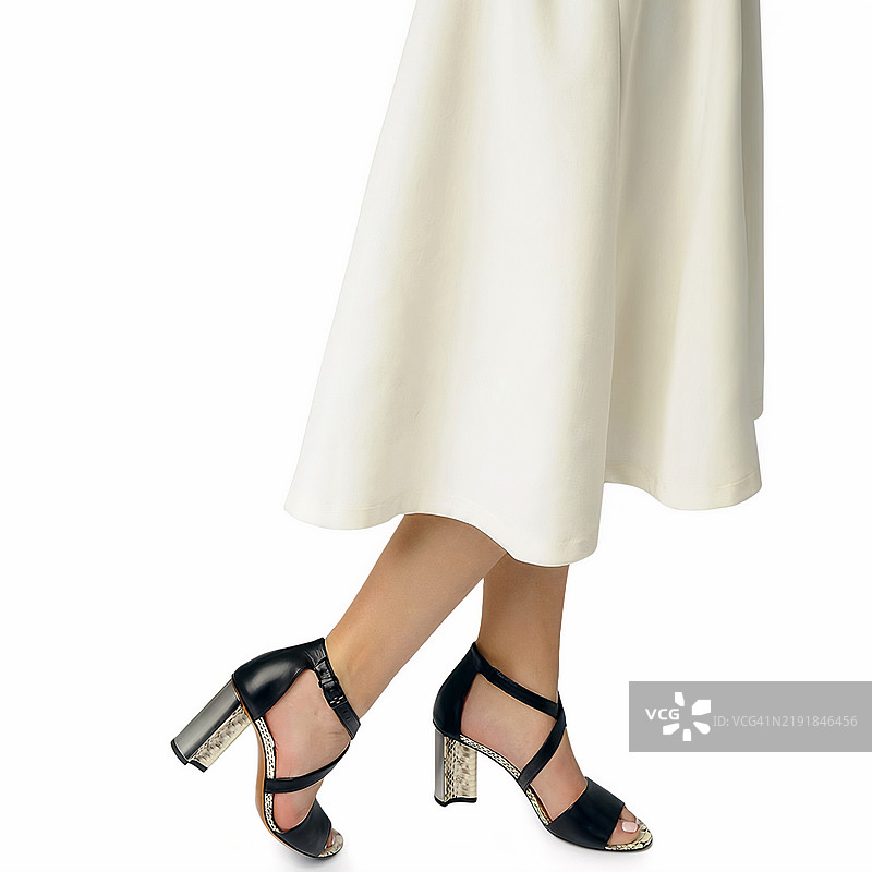 黑色皮鞋和白色连衣裙图片素材